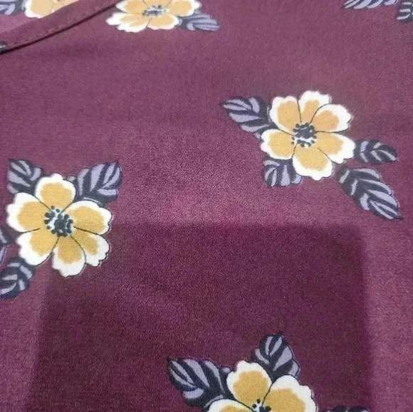 Besty's Boutique Shop Blouse Lightweight Beautiful Floral Pattern Large - Picture 2 of 4